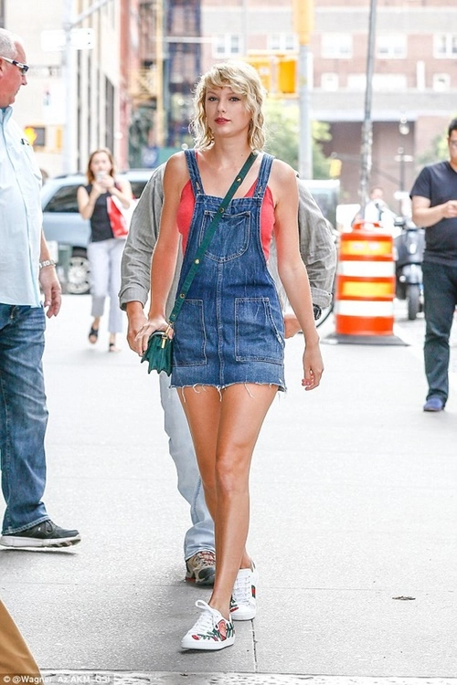 Taylor swift bị bắt gặp đi lại giày của thanh hằng xuống phố - 3