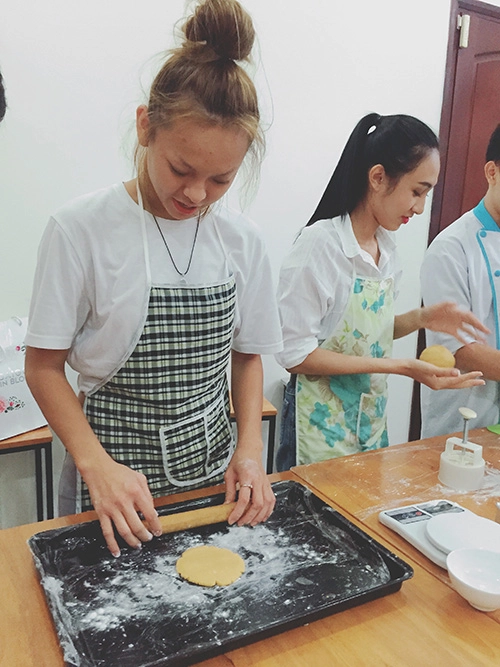 Team lan khuê làm bánh trung thu tặng trẻ em nghèo - 2