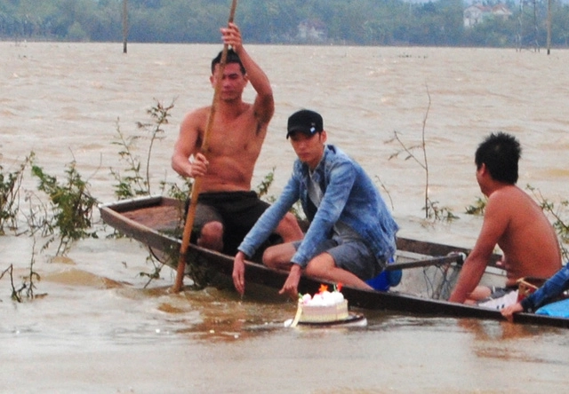 Thả bánh sinh nhật xuống dòng nước lũ tìm bạn mất tích - 1