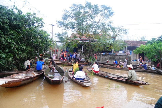 Thả bánh sinh nhật xuống dòng nước lũ tìm bạn mất tích - 2