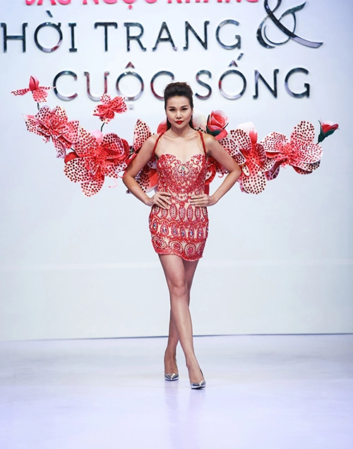 Thanh hằng catwalk điêu luyện với đôi cánh nặng 12 kg - 1