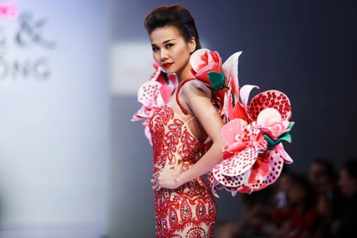 Thanh hằng catwalk điêu luyện với đôi cánh nặng 12 kg - 3