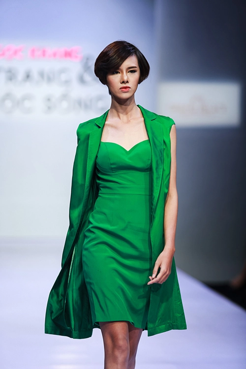 Thanh hằng catwalk điêu luyện với đôi cánh nặng 12 kg - 8