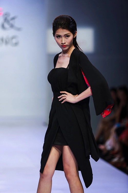 Thanh hằng catwalk điêu luyện với đôi cánh nặng 12 kg - 9