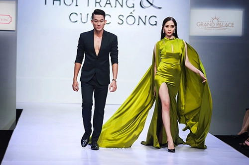 Thanh hằng catwalk điêu luyện với đôi cánh nặng 12 kg - 12