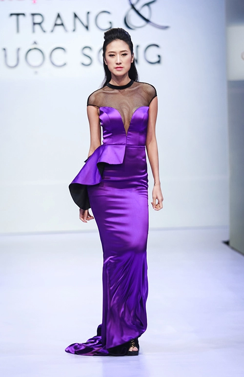 Thanh hằng catwalk điêu luyện với đôi cánh nặng 12 kg - 13