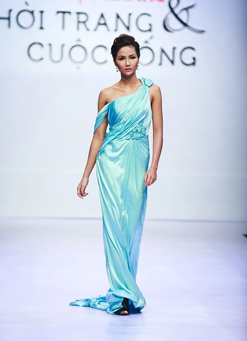 Thanh hằng catwalk điêu luyện với đôi cánh nặng 12 kg - 14