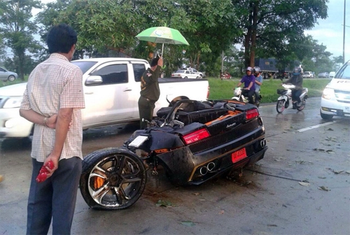  thoát nạn dù siêu xe lamborghini bị xẻ đôi - 2