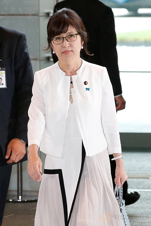 Thời trang nữ tính của tân bộ trưởng quốc phòng nhật bản 57 tuổi - 3