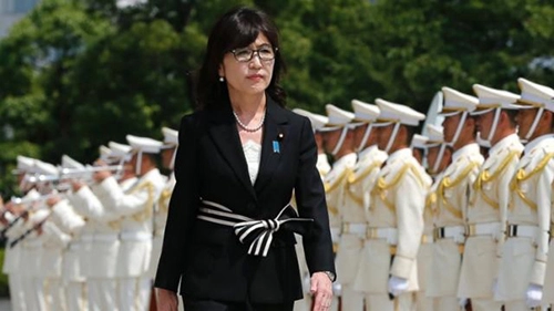 Thời trang nữ tính của tân bộ trưởng quốc phòng nhật bản 57 tuổi - 5