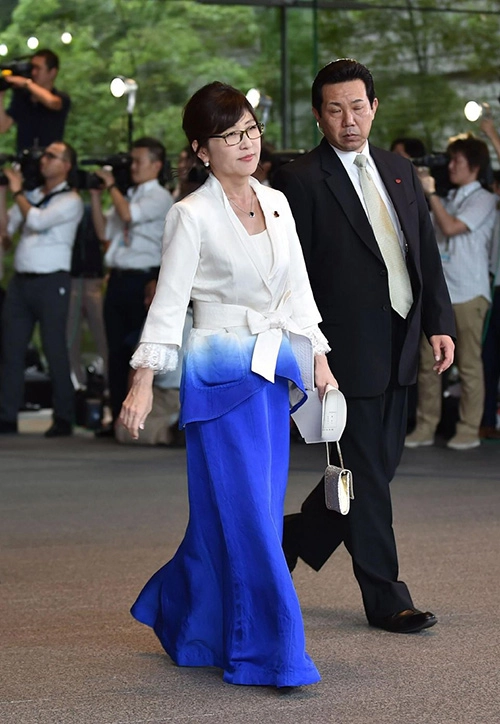 Thời trang nữ tính của tân bộ trưởng quốc phòng nhật bản 57 tuổi - 8