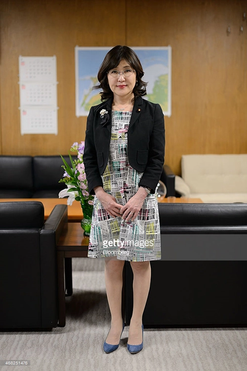 Thời trang nữ tính của tân bộ trưởng quốc phòng nhật bản 57 tuổi - 12