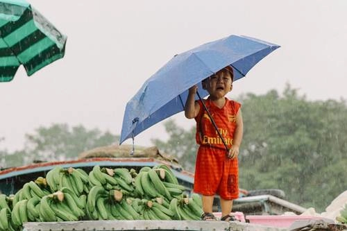 Thực hư bức ảnh bé trai sài gòn khóc thương miền trung khiến ngàn người xúc động - 1