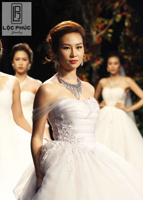 Top 10 hhhvvn 2015 khánh vân tươi trẻ mở màn show diễn lộc phúc jewelry - 4