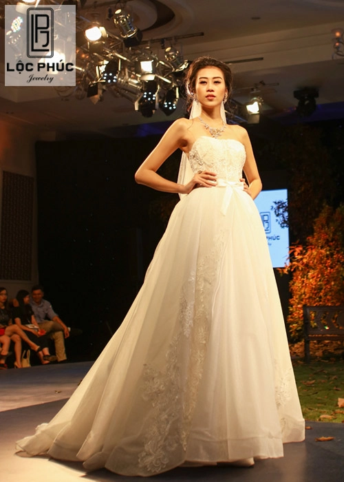 Top 10 hhhvvn 2015 khánh vân tươi trẻ mở màn show diễn lộc phúc jewelry - 5