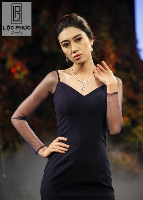 Top 10 hhhvvn 2015 khánh vân tươi trẻ mở màn show diễn lộc phúc jewelry - 10