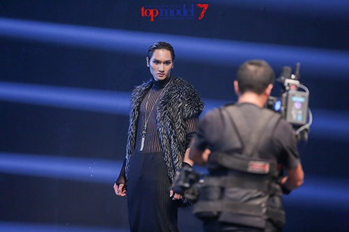 Top 7 next top model vứt áo catwalk ngược khi quay quảng cáo - 8