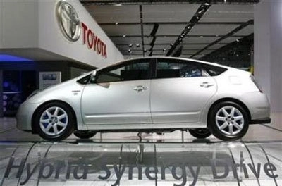  toyota đưa pin mặt trời lên prius - 1