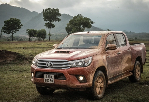  toyota hilux mới - thêm ưu đãi cho khách mua bán tải - 1