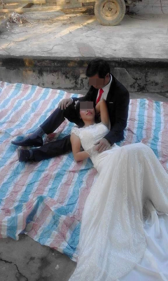 Trải bạt chụp ảnh cưới đôi vợ chồng được dân mạng cứu nguy bằng photoshop - 1