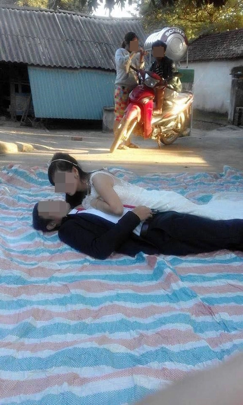 Trải bạt chụp ảnh cưới đôi vợ chồng được dân mạng cứu nguy bằng photoshop - 3