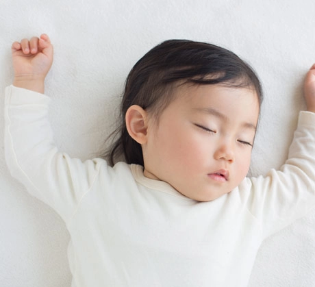Trẻ khóc ngằn ngặt vì khó ngủ cha mẹ cần nắm vài mẹo sau - 1