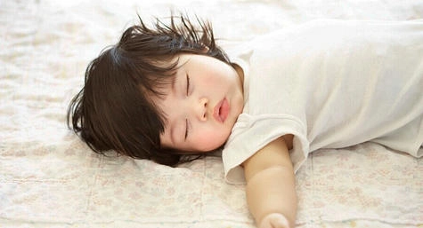 Trẻ khóc ngằn ngặt vì khó ngủ cha mẹ cần nắm vài mẹo sau - 2