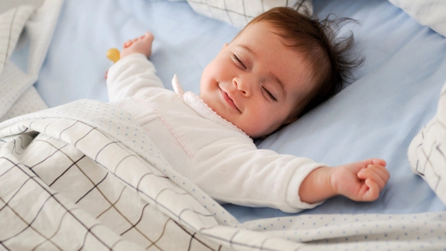 Trẻ khóc ngằn ngặt vì khó ngủ cha mẹ cần nắm vài mẹo sau - 3