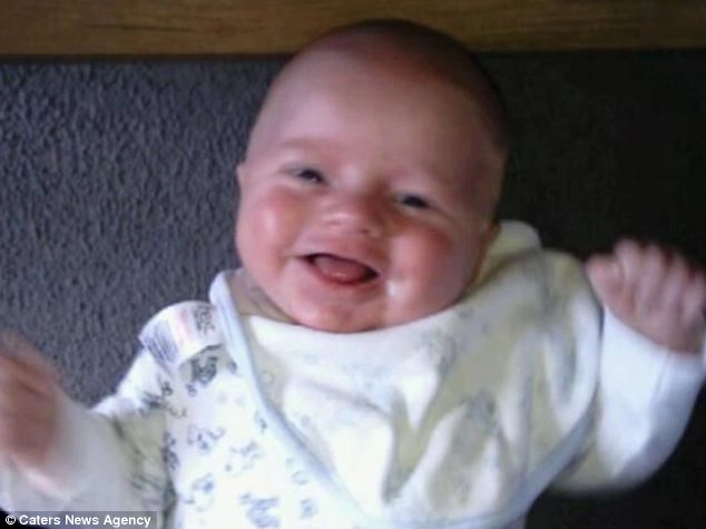 Trẻ sơ sinh hay cười có thêm biểu hiện này có thể mắc hội chứng thiên thần - 1