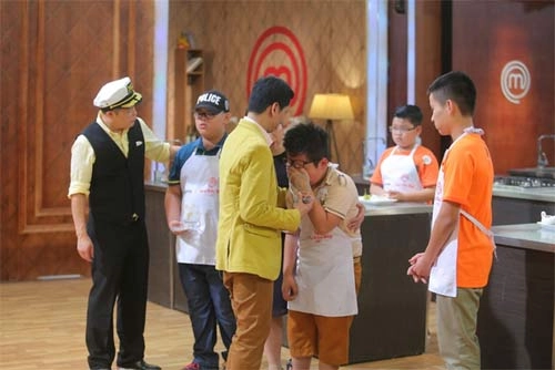 Tv show học trò đông nhi đăng quang thuyết phục thí sinh ra về vì xin đồ ăn của bạn - 9