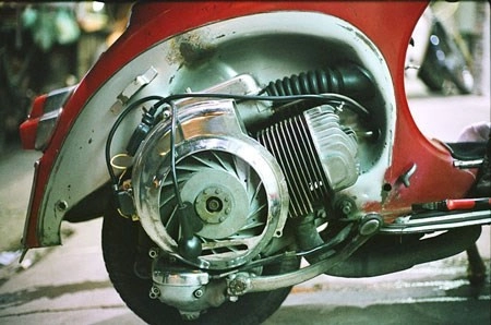 Việc chỉnh đúng tỷ lệ xăng nhớt đảm bảo vespa cổ vận hành trơn tru - 2