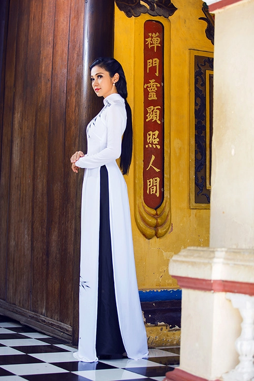 Việt trinh khoe nhan sắc vượt thời gian với áo dài - 4