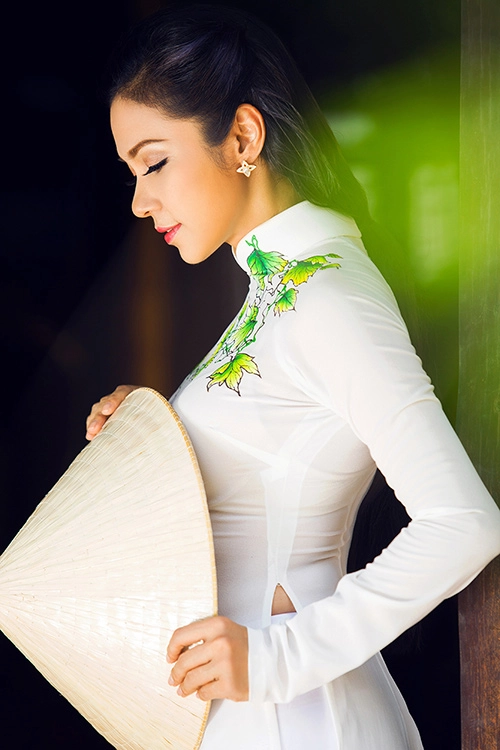 Việt trinh khoe nhan sắc vượt thời gian với áo dài - 11
