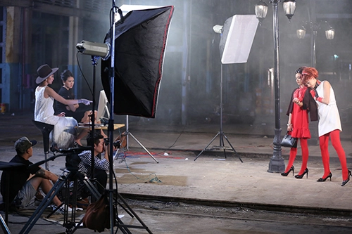 Vietnams next top model chìm trong những nụ hôn và cãi vã - 1