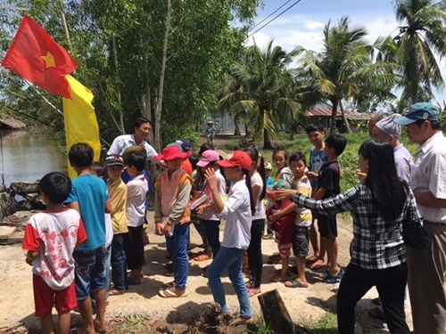 Vợ chồng công vinh - thủy tiên được người dân đặt tên cho một cây cầu - 8