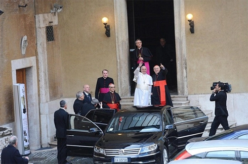 volkswagen giản dị của giáo hoàng ngày đầu nhậm chức - 1