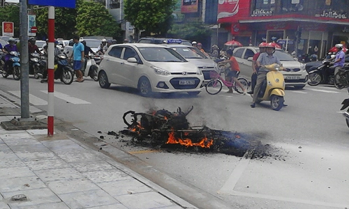  xe côn tay cháy rụi khi đang chạy trên phố - 2