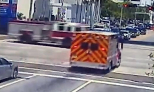  xe cứu thương đâm xe cứu hỏa giữa ngã tư - 1