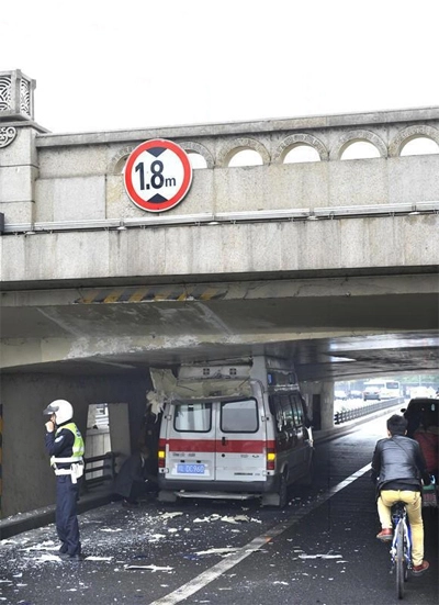  xe cứu thương kẹt dưới gầm cầu vượt - 2