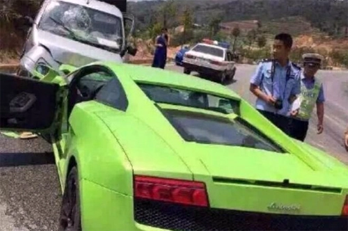  xe tải đâm nát đầu lamborghini - 3