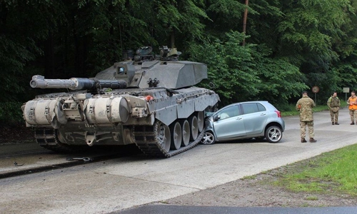  xe tăng đè bẹp ôtô của tài xế đang học lái - 1