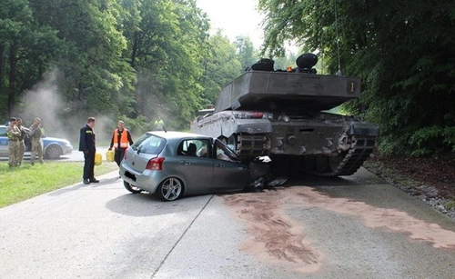  xe tăng đè bẹp ôtô của tài xế đang học lái - 2
