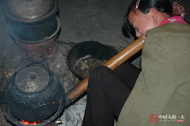 Xúc động hình ảnh mẹ cụt 2 tay oằn lưng cho con bú - 6