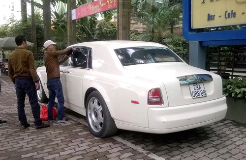  cạy cửa rolls-royce phantom vì quên chìa khóa - 1