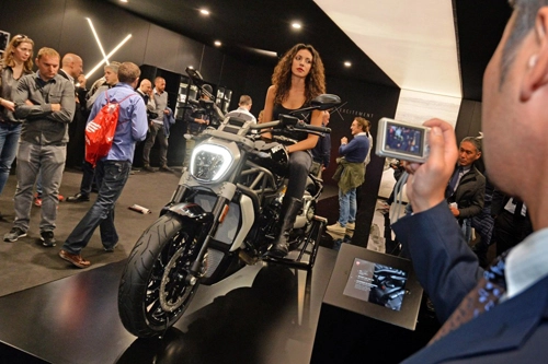  chân dài đọ dáng môtô tại triển lãm eicma 2015 - 2