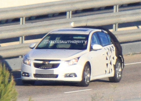  chevrolet cruze hatchback trên đường thử - 2