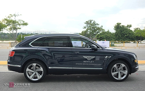  chi tiết bentley bentayga trong buổi test tại singapore - 5