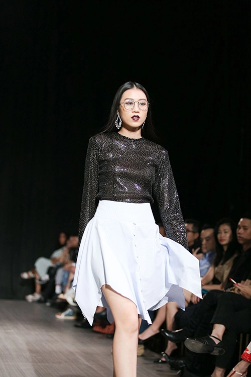 Lan khuê nhường vedette cho hoàng thuỳ để catwalk lạnh lùng thế này đây - 16