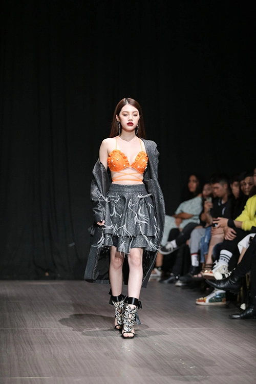 Lan khuê nhường vedette cho hoàng thuỳ để catwalk lạnh lùng thế này đây - 19