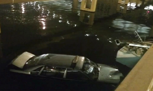  mất lái xe bmw húc taxi rơi xuống sông - 1